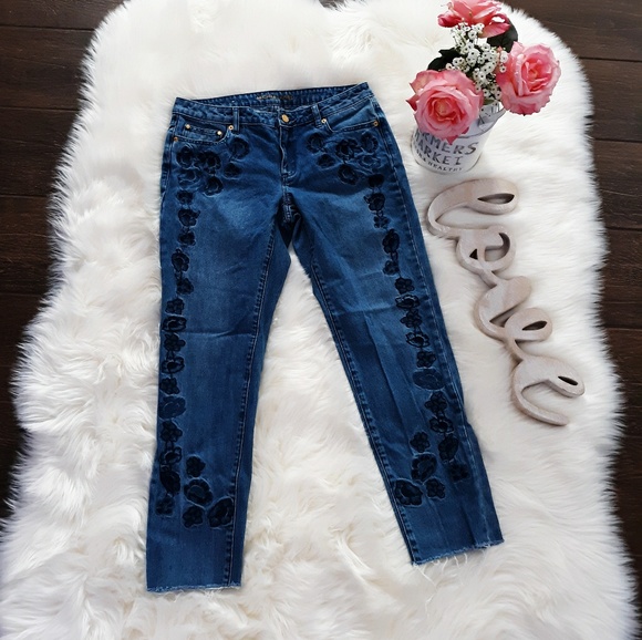 Michael Kors Denim - 💥HP💥MICHAEL KORS DILLON RELAXED EMBROIDERED JEAN